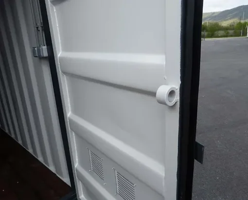 Contenedor de 15 pies con instalación eléctrica, rejillas de ventilación y cerradura con llave. - Imagen 10